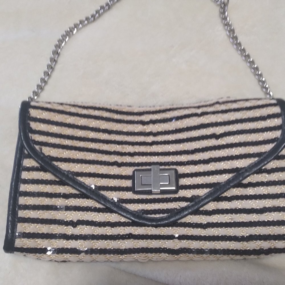 GLITTERY STRAW BLACK AND NATURAL PURSE WITH CHAIN STRAP